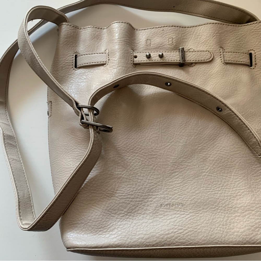 Matt & Nat | Lexi vegan bucket bag | Includes snap in pouch | Off white grey